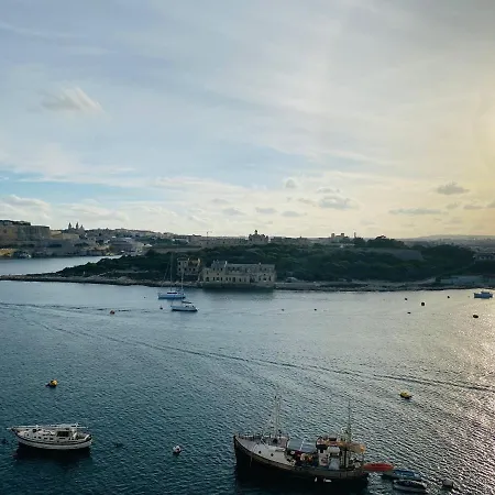Seaview Apartment- Valletta Views - 8, 49 Tigne Point Mansions Apartment