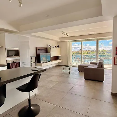 Seaview Apartment- Valletta Views - 8, 49 Tigne Point Mansions * Sliema