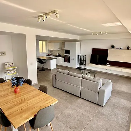 Central Seaview Apartment, 49 Tigne Mansions Apt 8