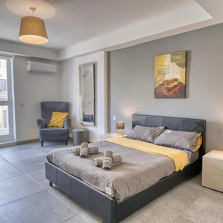 Seaview Apartment, 49 Tigne Mansions 8 アパート *