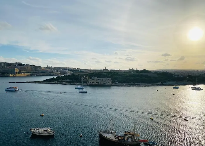 Seaview Apartment- Valletta Views - 8, 49 Tigne Point Mansions Apartament